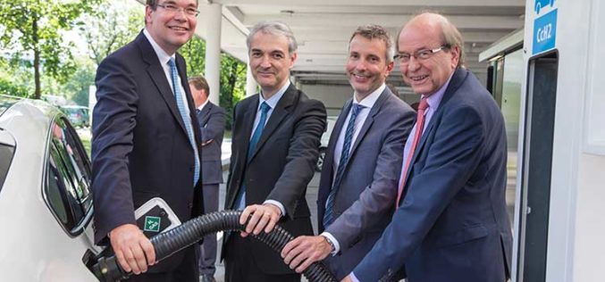 First hydrogen station with two types of refuelling technology